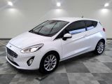 la ford fiesta blanche est garée dans une pièce au sol à carreaux