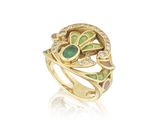 gros plan d'une bague en or avec des pierres vertes et blanches