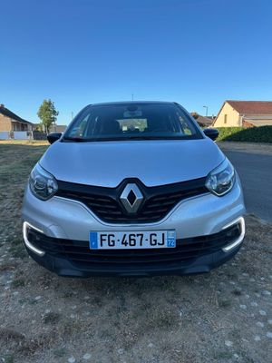 la vue de face d'une voiture argentée garée dans un parking