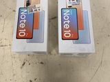 Deux boîtes de téléphones Redmik sont posées sur une table