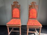 paire de chaises anciennes en bois sculpté, avec des assises rembourrées de couleur rouge