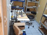 une photo d'un bureau avec un bureau et des étagères