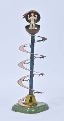 un jouet posé au sommet d'une spirale