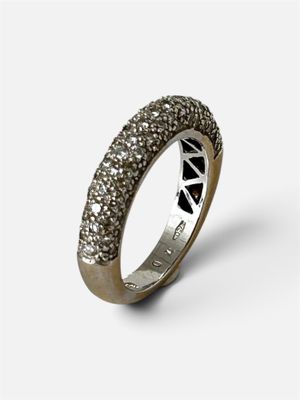 gros plan d'une bague sur fond blanc