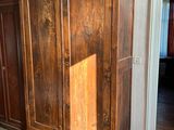une armoire en bois dans le coin d'une pièce