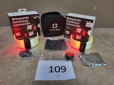trois objets posés sur une table