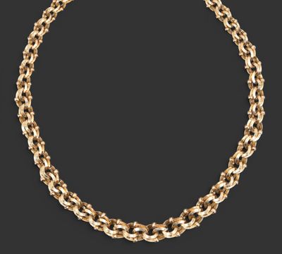 un collier à chaîne en or sur fond noir