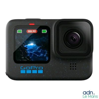 une image d'une caméra d'action GoPro dont l'écran affiche une vue sur l'océan