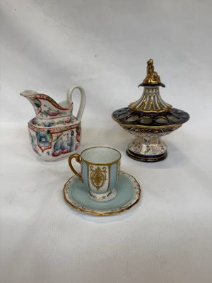 trois tasses et une soucoupe sur la table