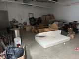 un canapé et un lit au milieu d'une pièce