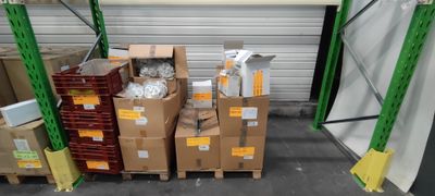 Ensemble d'environ 48 palettes de composants pour la fabrica… - Photo 1