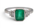 bague en émeraude et diamant sur fond blanc