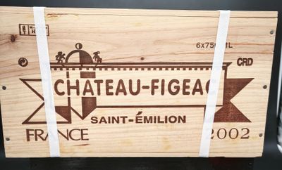 une boîte en bois sur laquelle est accrochée une pancarte indiquant « château - Figea »