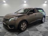 un SUV marron garé dans un garage dont le sol est en damier