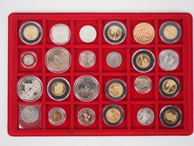 un plateau rouge contenant beaucoup de pièces de monnaie