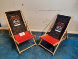 deux chaises placées l'une à côté de l'autre sur le sol