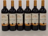 six bouteilles de vin rouge alignées