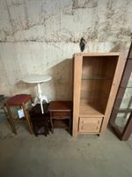 Lot de mobilier : Etagère en bois clair une colonne à 2 plat…