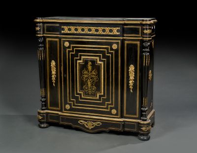 une armoire peinte en noir et or, dotée d'une porte à l'avant