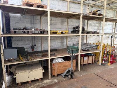 un garage avec de nombreuses étagères et des outils posés dessus