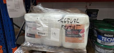 une boîte de papier toilette posée sur une palette dans un magasin