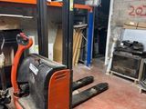 un chariot élévateur dans un garage rempli d'outils