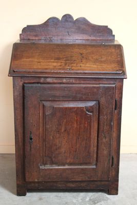 un petit meuble en bois surmonté d'une porte