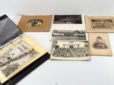 de nombreuses vieilles photos posées sur une table, à côté d'un ordinateur portable