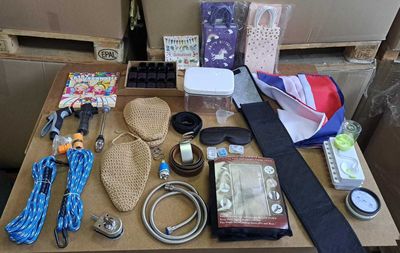une table sur laquelle se trouvent de nombreux objets, notamment un chapeau, une cravate et d'autres objets