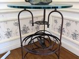 une petite table sur laquelle se trouve une statue