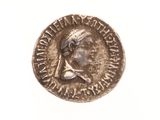 une vieille pièce d'argent représentant la tête d'un homme coiffé d'une couronne
