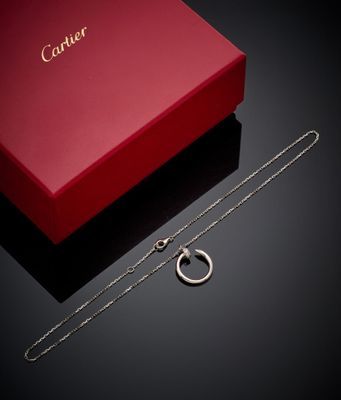 une boîte rouge contenant un collier en argent et une bague en argent