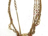 un gros plan d'un collier orné d'une fleur