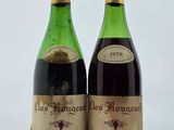 deux bouteilles de vin posées sur une table l'une à côté de l'autre