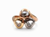 bagues bicolores or et argent, ornées de diamants, sur fond blanc