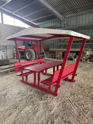une photo d'une table de pique-nique rouge à l'intérieur d'un bâtiment