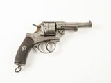 gros plan d'un pistolet sur une surface blanche