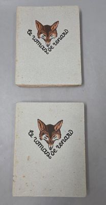 deux dessous de verre ornés d'une image de renard, posés sur une table