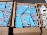 deux cartons remplis d'objets de toutes sortes, posés à même le sol