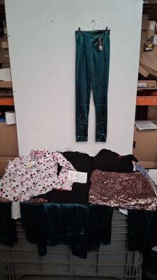 Lot de 31 pièces vêtements femme, modèles et différents colo…