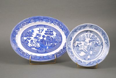 STAFFORDSHIRE & WILLOW Réunion d'un plat et une assiette en …