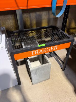 un barbecue posé sur une table dans un magasin