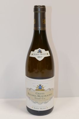 une bouteille de vin posée sur une table