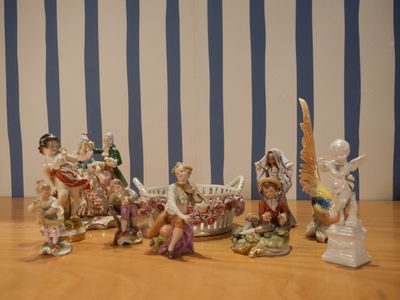 de nombreuses figurines posées sur une table