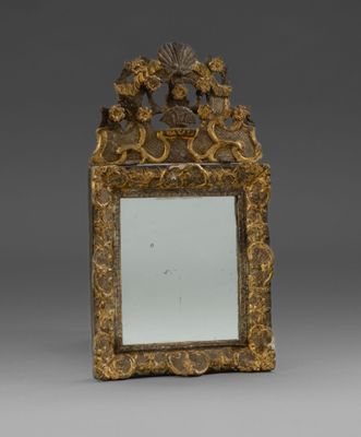 un miroir ancien avec un cadre doré et un motif floral