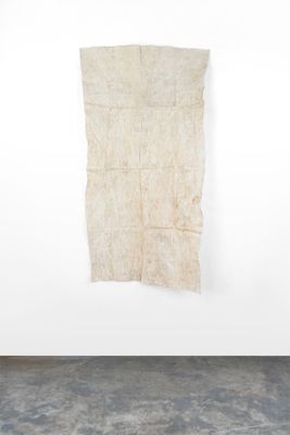 une image représentant une feuille de papier accrochée à un mur