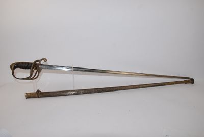 une épée posée sur une table