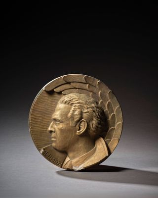un gros plan d'une médaille d'or sur laquelle figure le visage d'un homme