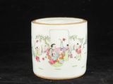 une tasse blanche ornée d'un motif sur un fond noir