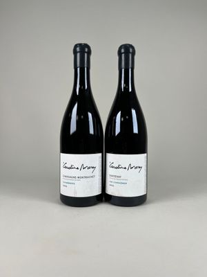 deux bouteilles de vin rouge posées l'une à côté de l'autre sur une table